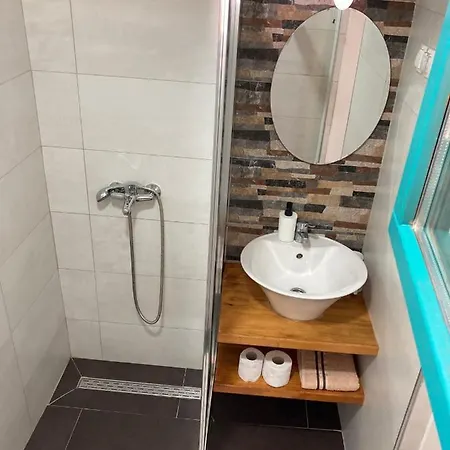 Tunnel Ravne בית נופש *